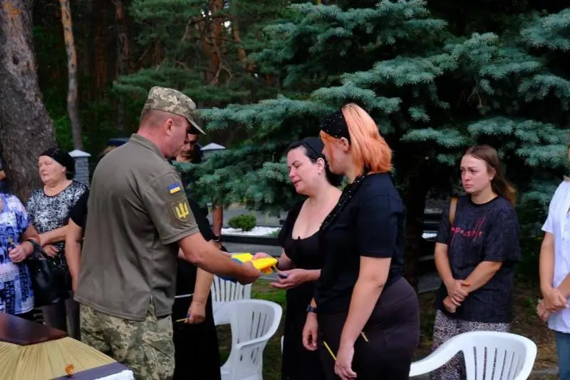 Горішні Плавні провели в останню путь воїна Романа Корбовського