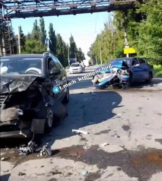 Зіткнення на Молодіжному: внаслідок ДТП двоє водіїв потрапили до лікарні