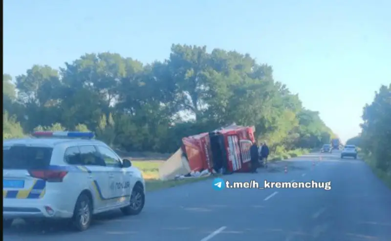 Перекинулась вантажівка: аварія неподалік села Жуки в Кременчуцькому районі