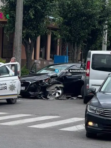 ДТП у центрі Кременчука: мікроавтобус врізався у легковик