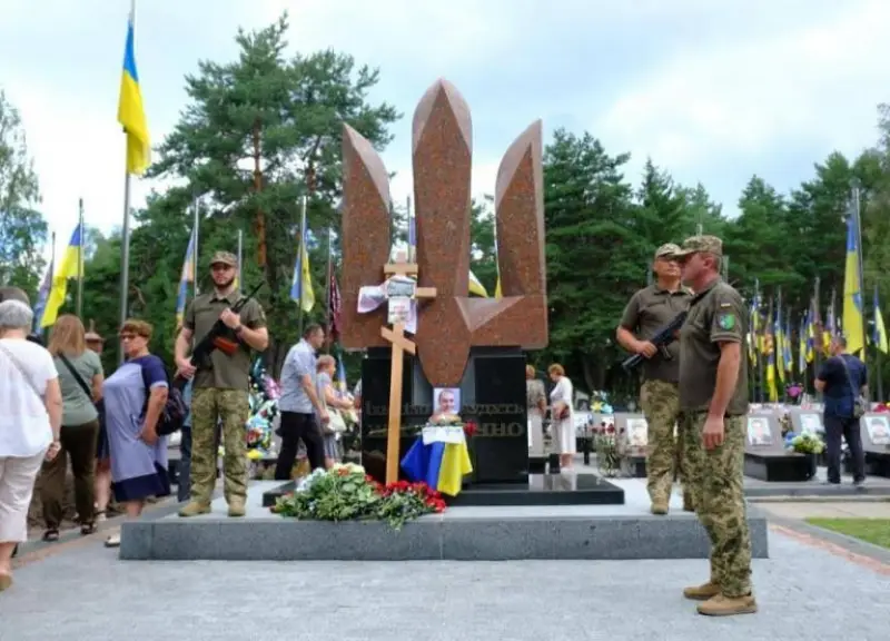 Горішні Плавні провели в останню путь воїна Романа Корбовського