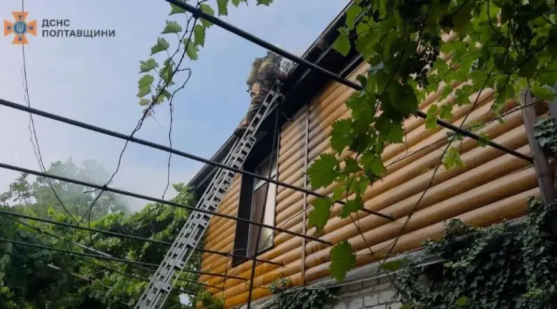 Пожежа в Кременчуці: вогонь знищив частину даху, але будинок врятували